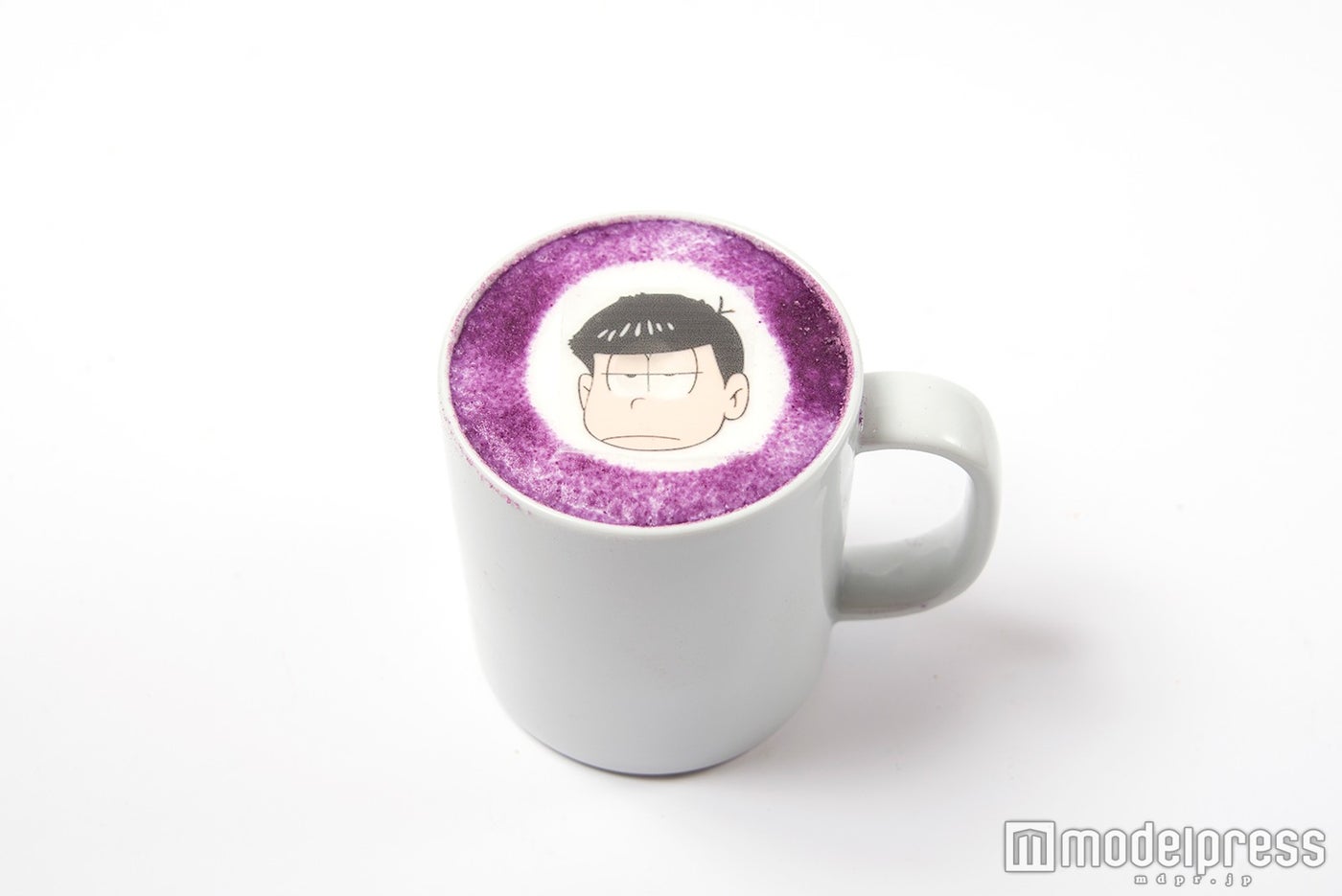 6つ子のカフェラテ（予約限定）（C）赤塚不二夫／おそ松さん製作委員会