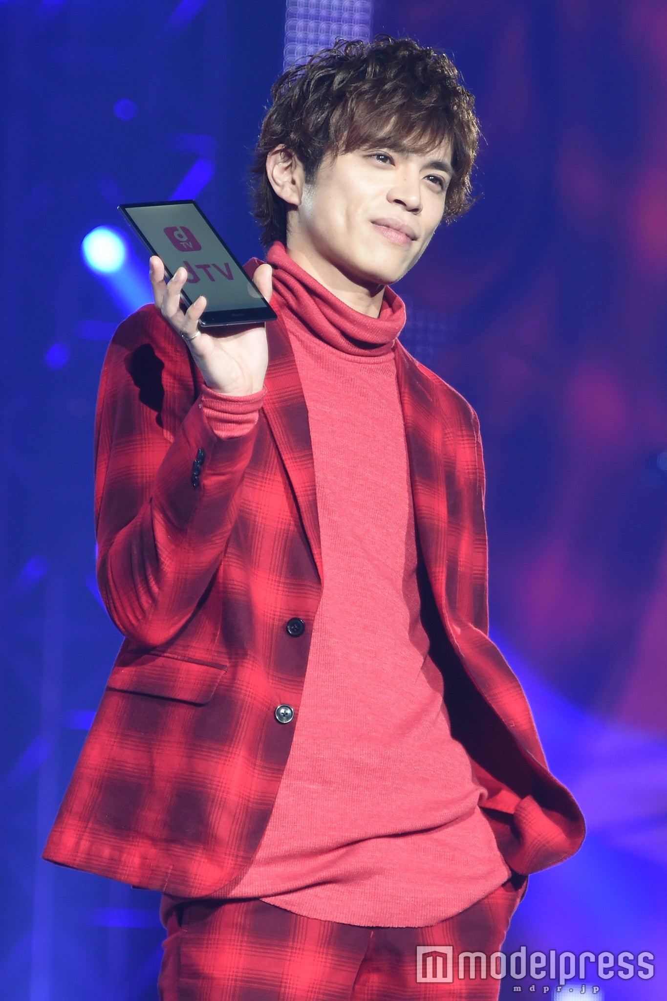 山本裕典、ド派手セットアップでサプライズ登場　クールな眼差しで魅せる＜神コレ2016S／S＞