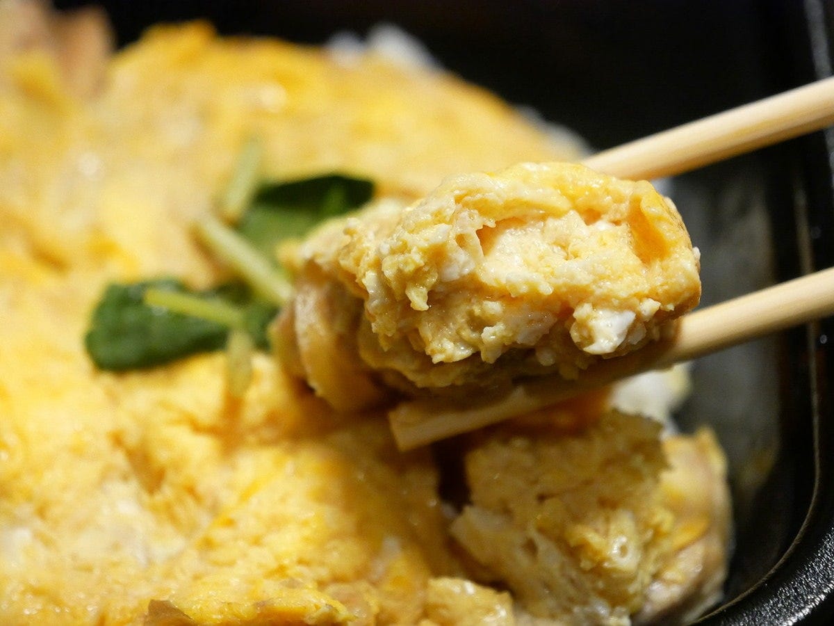 赤鶏さつま使用 ふわとろ手鍋親子丼(税込538円)。赤鶏は噛めば噛むほど味わい深く、厚みのある玉子とマッチ