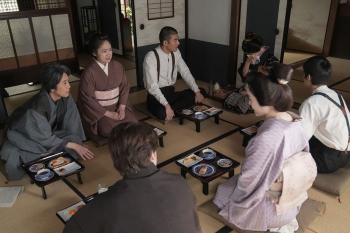 (左から時計回りに)岡部たかし、池脇千鶴、日高由起刀、夏目透羽、杉田雷麟、高石あかり、トミー・バストウ「ばけばけ」第101話(C)NHK