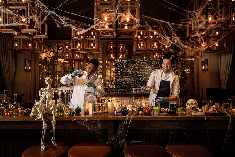 六本木ハイアット、バーが実験室に!奇想天外ハロウィンカクテル&スイーツ目白押し