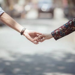 デート中の街中でのイチャイチャ...男性はどう思っている?
