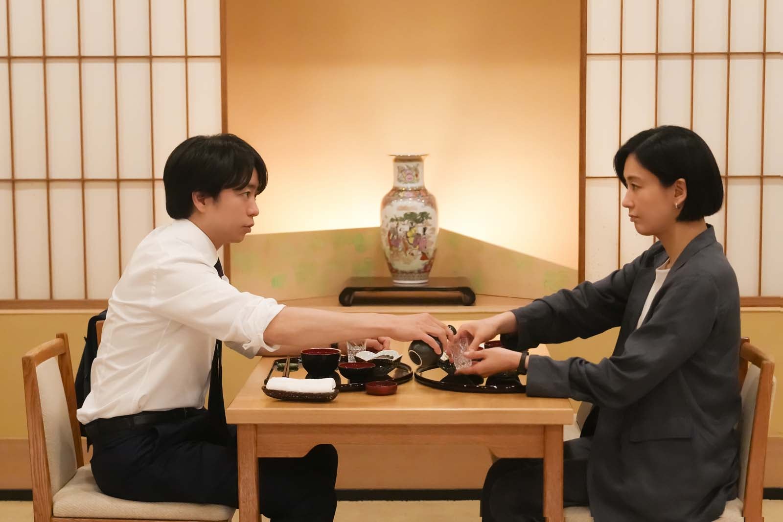 櫻井翔、水川あさみ「笑うマトリョーシカ」第1話より（C）TBS