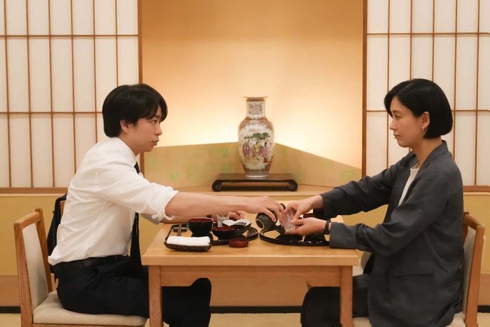 櫻井翔、水川あさみ「笑うマトリョーシカ」第1話より(C)TBS