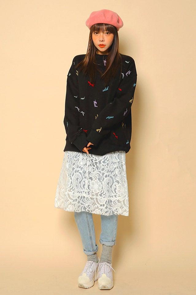 カラフルレタリングロゴスウェット（ブラック）「STYLENANDA」6,690円（税込）／画像提供：STYLENANDA