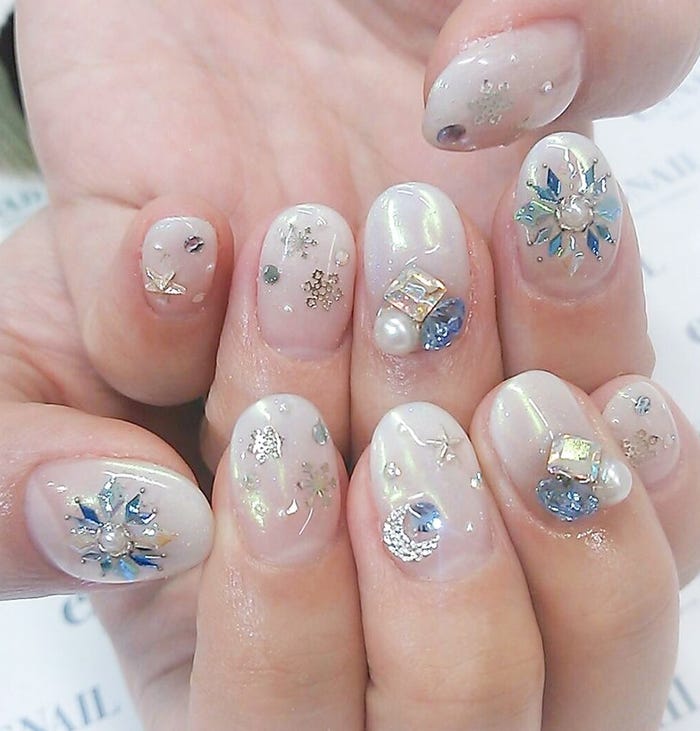 白×ブルーで知的な印象に(画像提供:esNAIL)