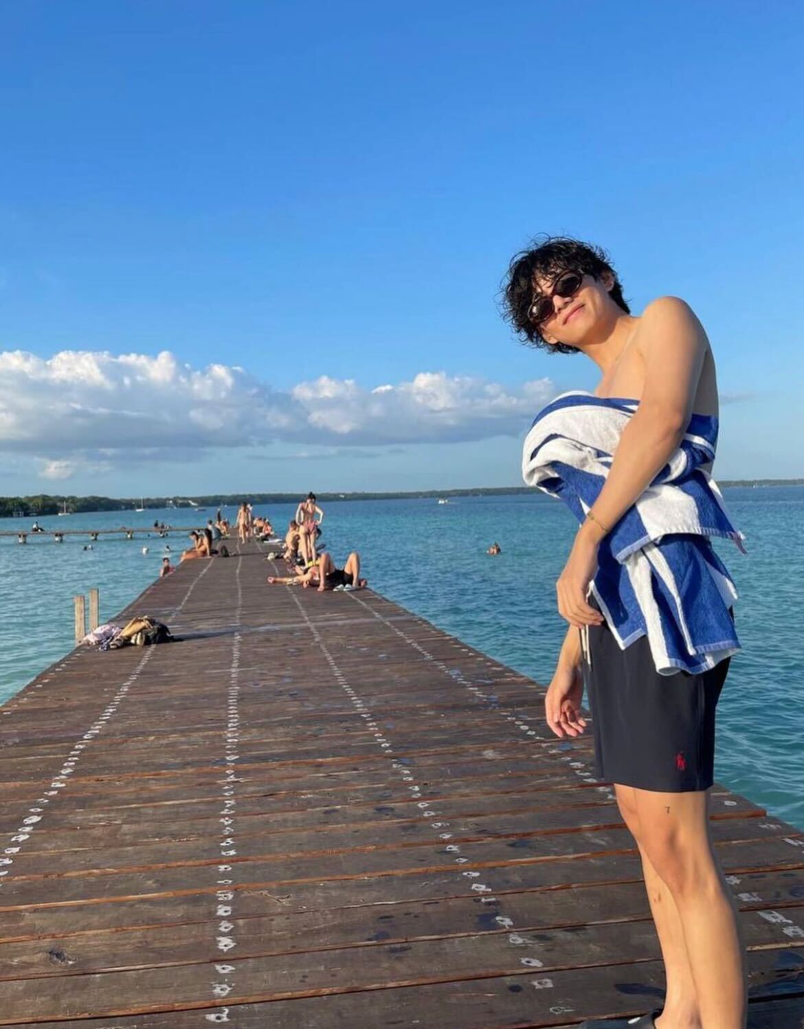 BTS・V、遂に“友情タトゥー”公開 水着写真に注目集まる