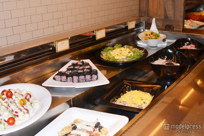 期間限定メニューが並ぶブッフェ台/東京ディズニーシー「セイリングデイ・ブッフェ」