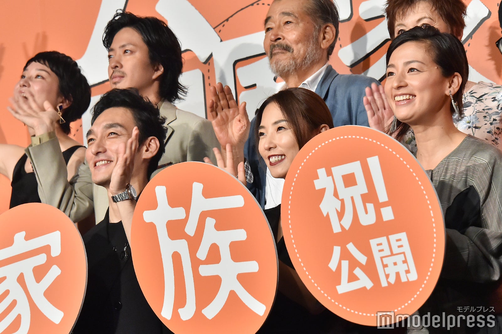 フォトセッション中は「真千子ちゃ～ん！」（草なぎ）、「何だよ～！」（尾野）とじゃれ合う （C）モデルプレス