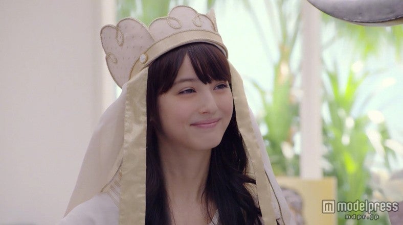 三蔵法師に扮してキュートな笑顔を披露する佐々木希／CMカットより