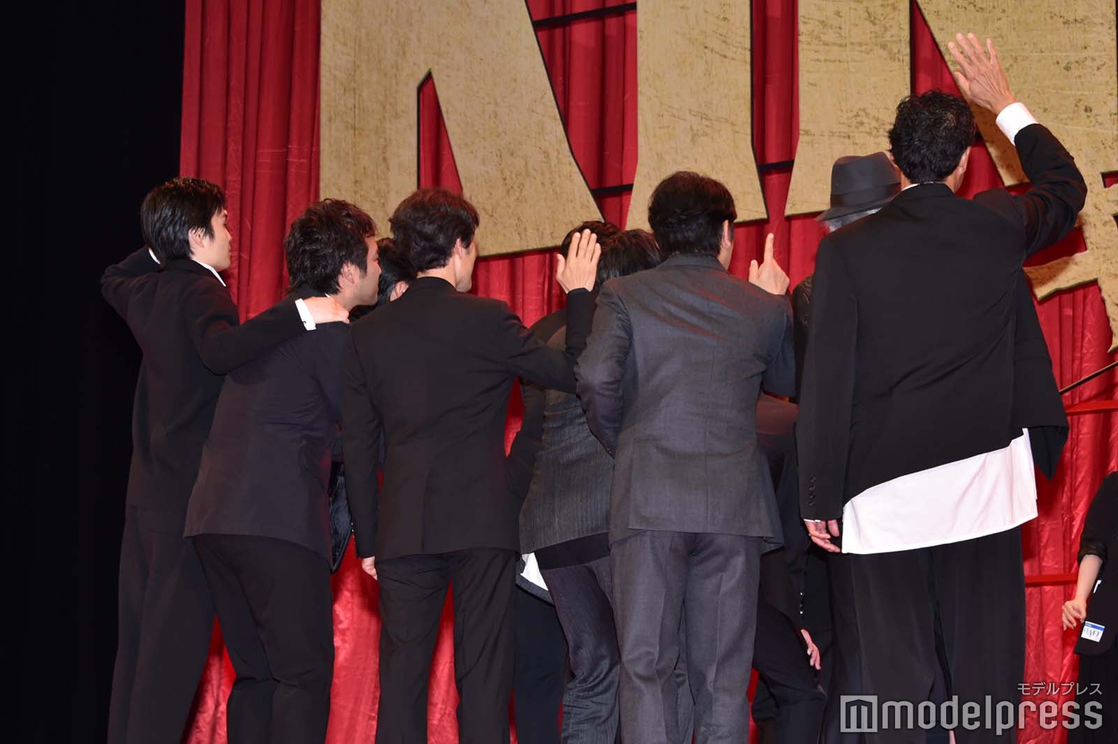 山崎賢人撮影で観客と集合写真（C）モデルプレス