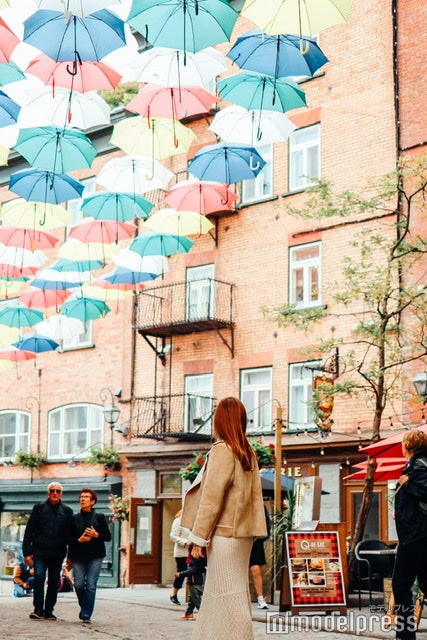 傘の連なるストリートは最高にフォトジェニック（C）ビューティーガール