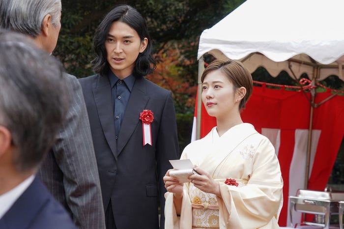 松田翔太、高畑充希/「ムチャブリ! わたしが社長になるなんて」第1話より(C)日本テレビ