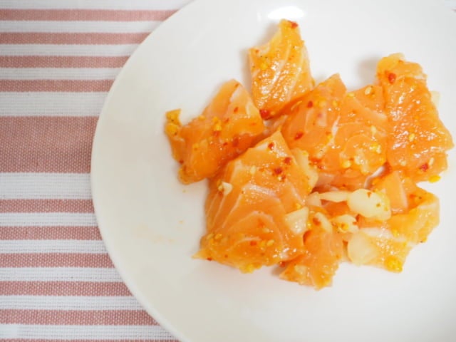 サーモンポキをお皿の上にのせた写真