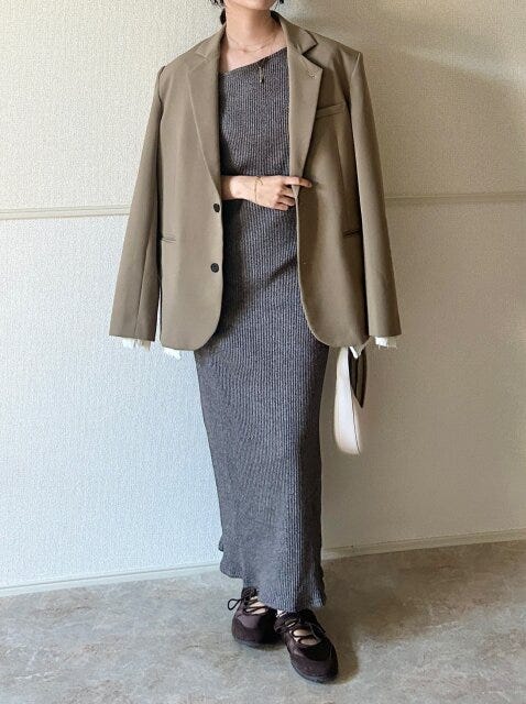 Style①きれいめワンピにスニーカーで抜け感を Style①きれいめワンピにスニーカーで抜け感を