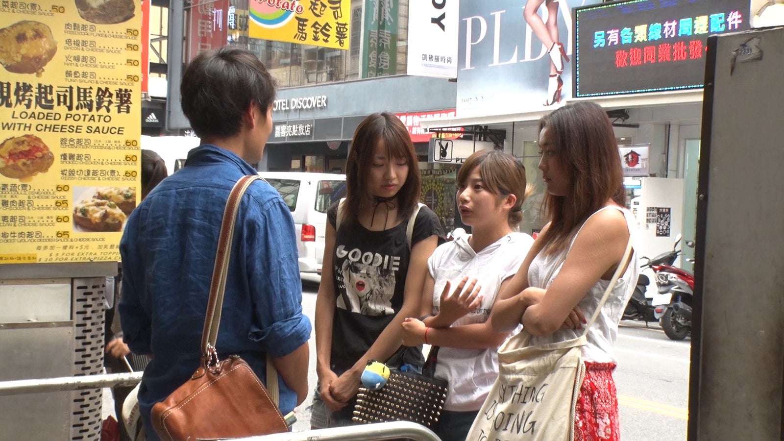 遅刻した男子に怒るでっぱりん／「あいのり：Asian Journey」第11話より（C）フジテレビ