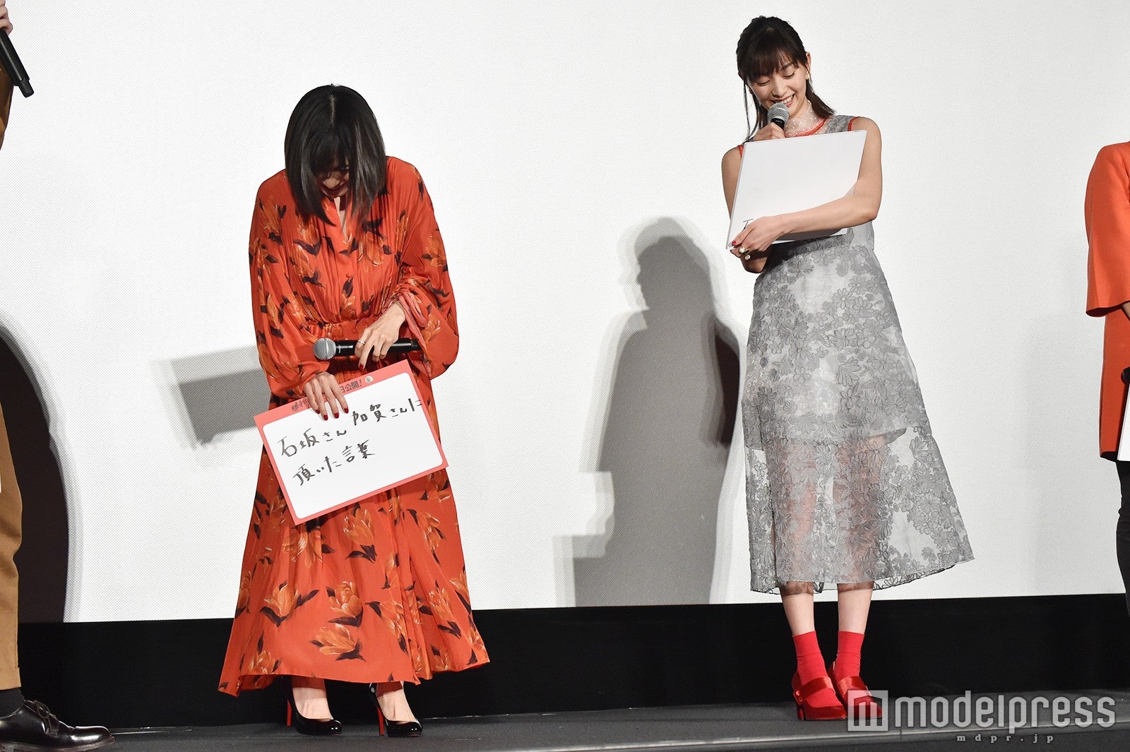 石橋杏奈の回答に笑ってしまう松岡茉優 （C）モデルプレス