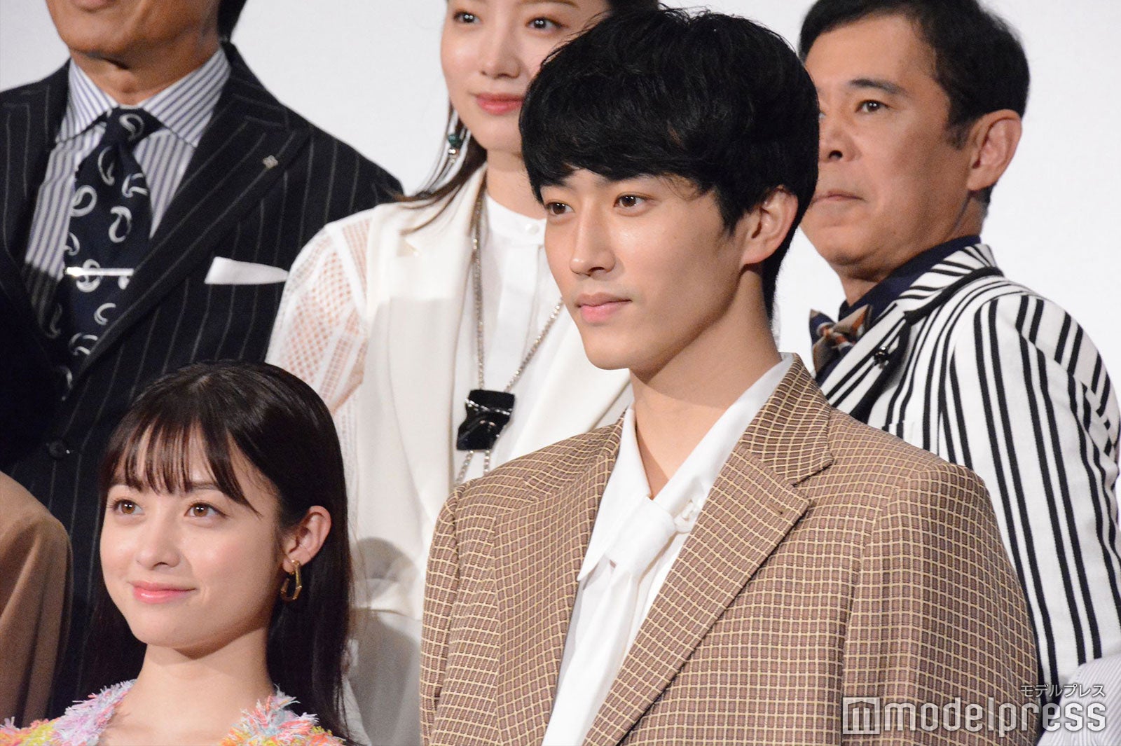 橋本環奈、杉野遥亮 （C）モデルプレス