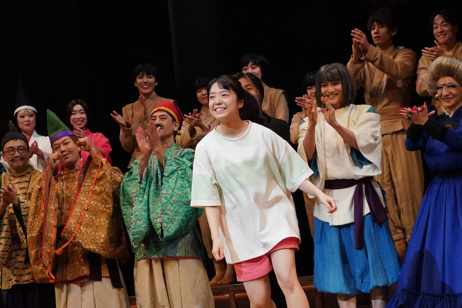 （中央）上白石萌音（提供写真）