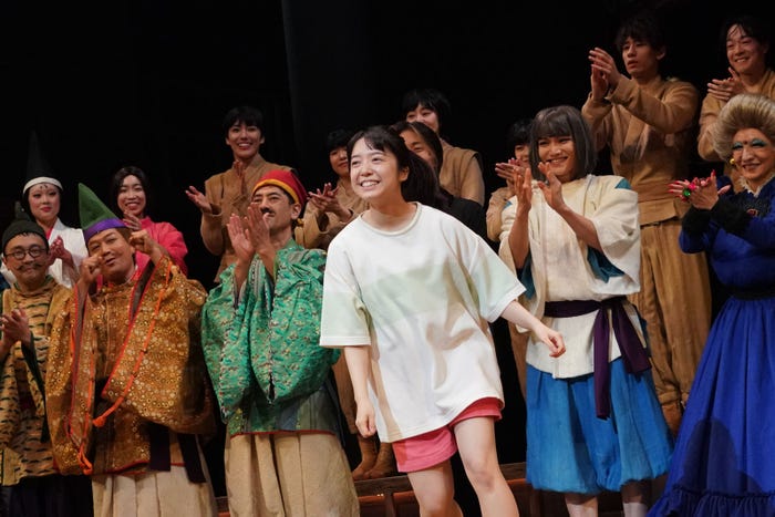 (中央)上白石萌音(提供写真)