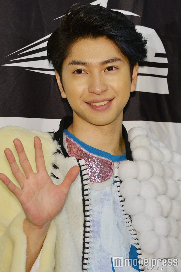 サイドに流して大人っぽく (C)モデルプレス