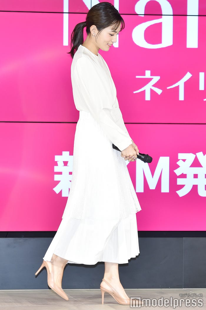 高めのピンヒールで大人っぽく(C)モデルプレス