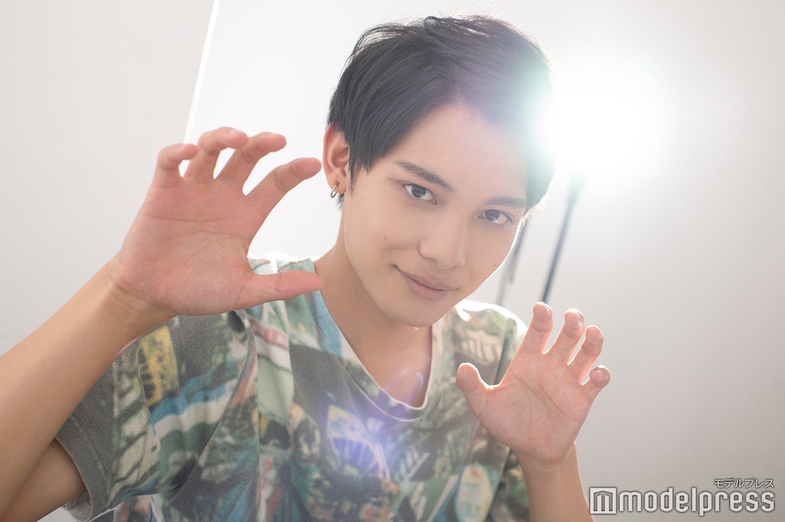 “オオカミポーズ”／中村榛（C）モデルプレス