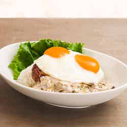 きのこクリーム ロコ・モコ税込1,450円／画像提供：Eggs’n Things Japan