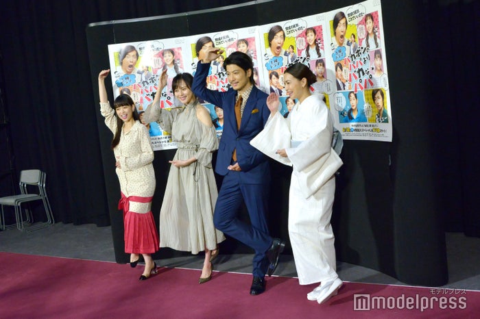 全員で「シェー！」（左から）森川葵、比嘉愛未、玉山鉄二、長谷川京子 （C）モデルプレス