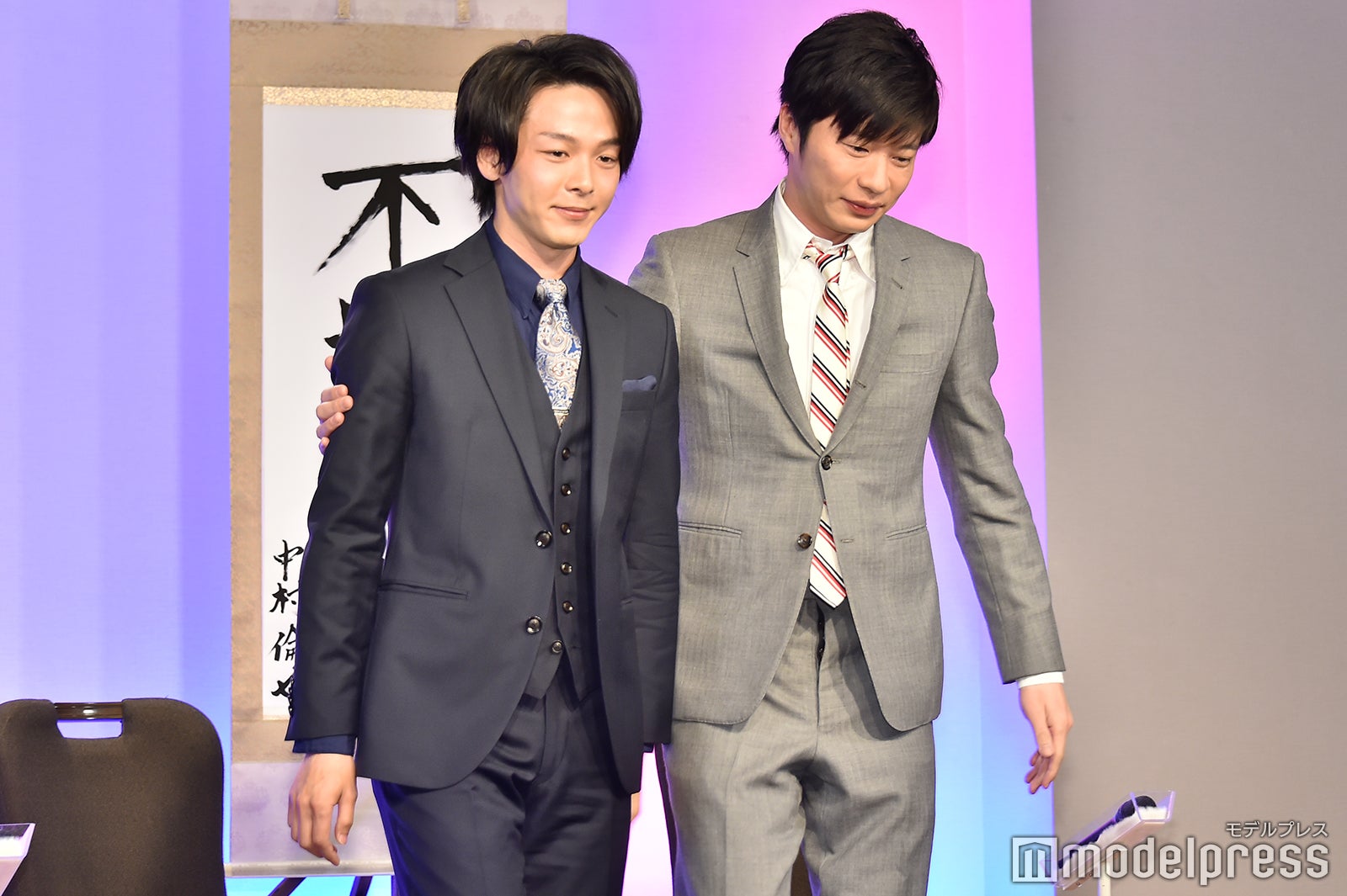 “新郎新婦”気分の中村倫也、田中圭（C）モデルプレス