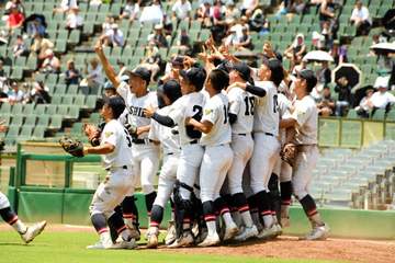兵庫大会 社が劇的逆転勝ちで3年ぶり夏の甲子園！エース緊急降板危機を4番が一振りで救う 八回の逆転劇に山本監督「泣きそうになった」目をうるませる