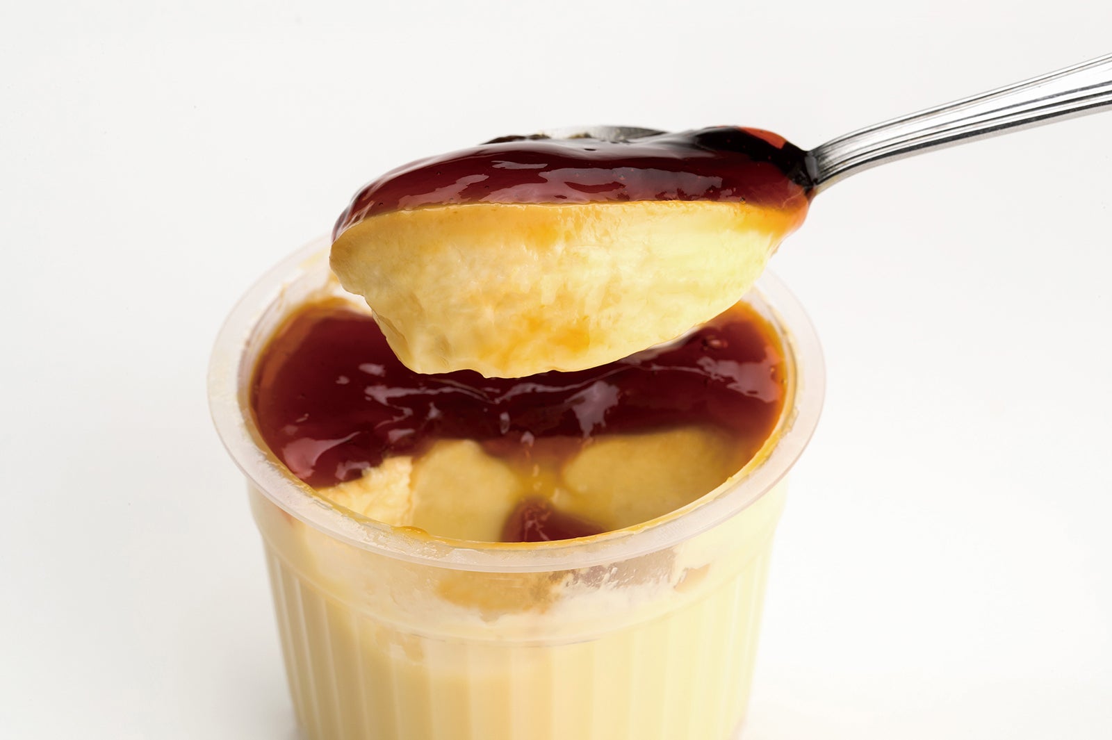 ほろ苦カラメルジュレとクリーム、プリンがベストマッチ（提供写真）