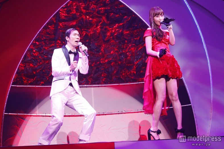 限定ユニット“陽菜と北川”／写真左から：映像プロデューサー・北川謙二氏、小嶋陽菜（C）AKS