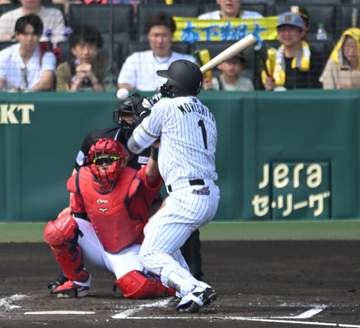 阪神 森下翔太が死球受け甲子園が騒然 スタンドから怒号も 藤川監督が心配そうにベンチを出る プレー続行で大きな拍手