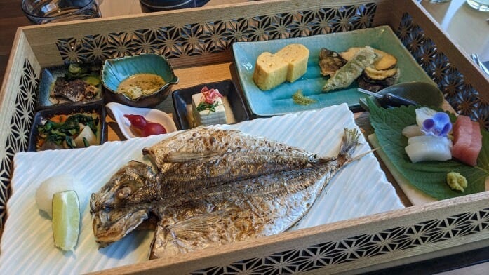 和食は美しい器に三河湾の魚や地元のとろろなど、味もボリュームも◎（ホテルインディゴ犬山有楽苑）