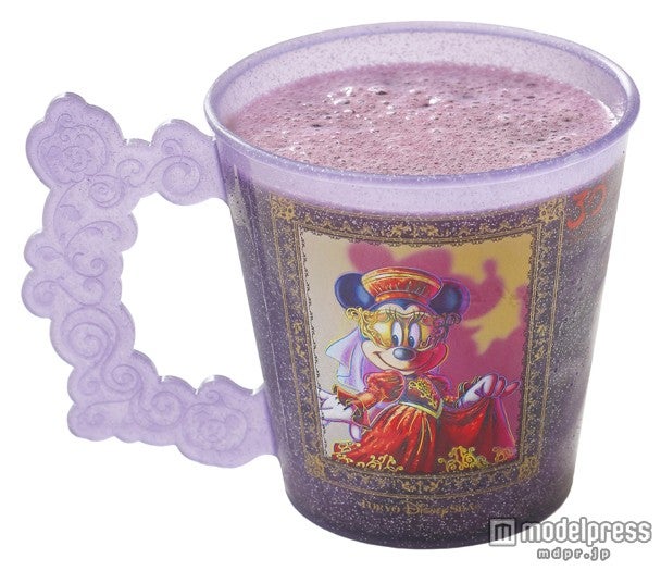 スペシャルドリンク、スーベニアカップ付き（C）Disney