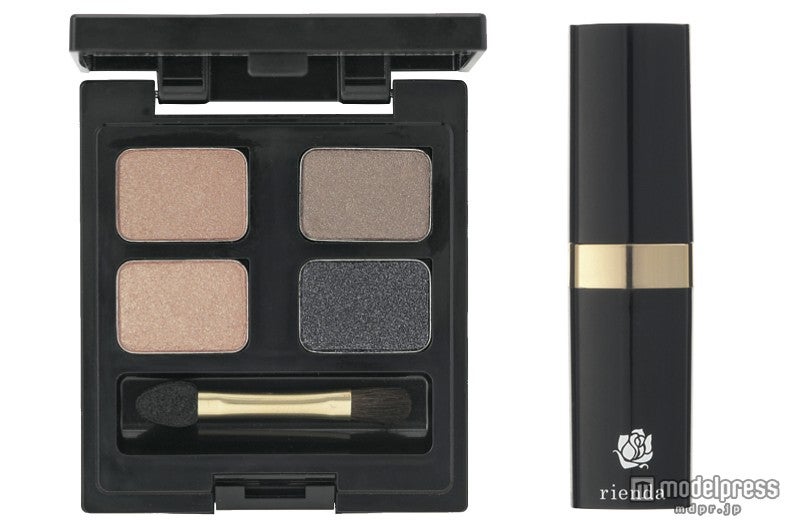 ノベルティは、アイシャドーパレットとリップのセット