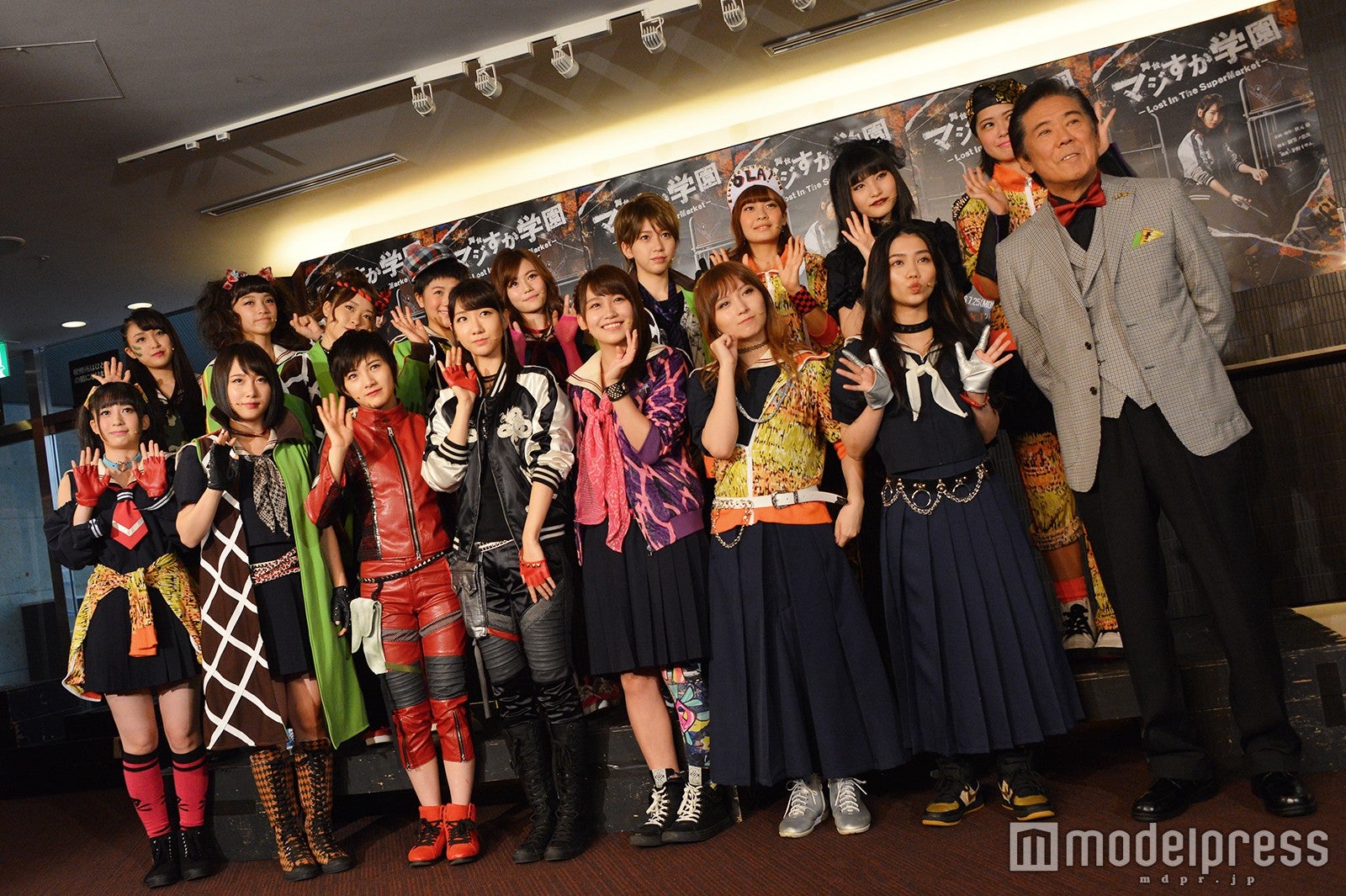 （後列左から）野村奈央、後藤萌咲、中西智代梨、西野未姫、込山榛香、茂木忍、湯本亜美、福岡聖菜、小田えりな（前列左から）佐々木優佳里、高橋朱里、岡田奈々、柏木由紀、小嶋真子、大島涼花、田野優花、西岡徳馬（C）モデルプレス