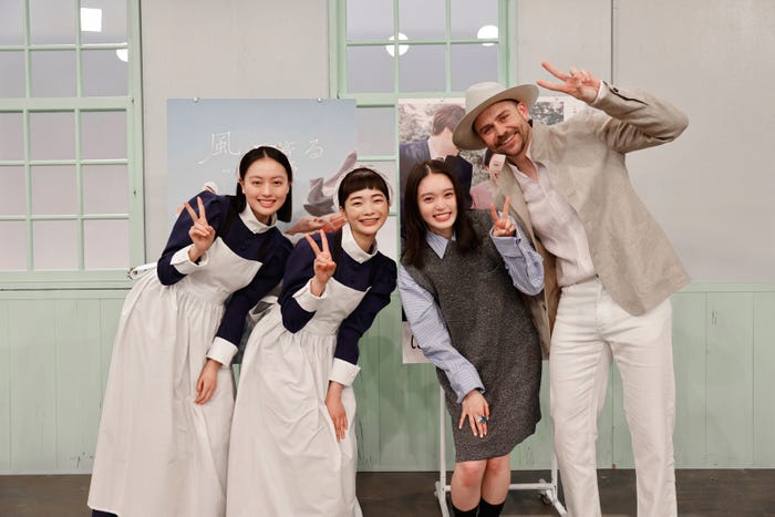 上坂樹里、見上愛、高石あかり、トミー・バストウ(C)NHK