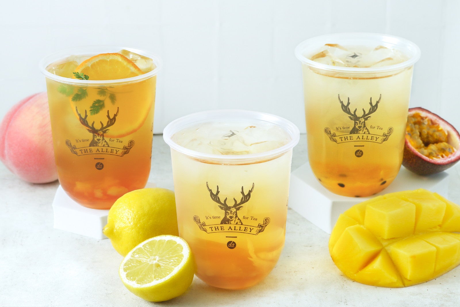 白桃烏龍フルーツティー 　cold / M 710円　L 820円、はちみつ檸檬グリーンティー/ソーダ　cold / M 680円　L 790円、マンゴー＆パッションフルーツティー/ソーダ　cold / M 690円　L 800円／提供画像