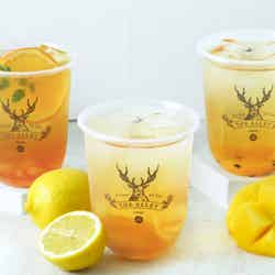 白桃烏龍フルーツティー cold / M 710円 L 820円、はちみつ檸檬グリーンティー/ソーダ cold / M 680円 L 790円、マンゴー&パッションフルーツティー/ソーダ cold / M 690円 L 800円/提供画像