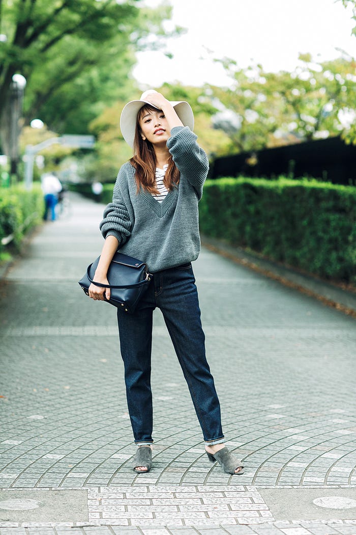 ボリュームニットの“辛コーデ”(画像提供:セブン&アイ出版)