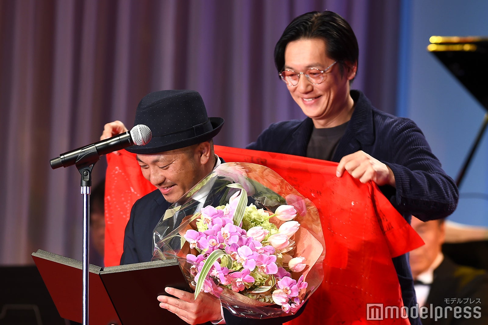 白石和彌監督、井浦新（C）モデルプレス