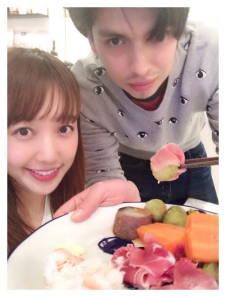 アレク（右）に夜食を食べさせてもらう川崎希（左） （C）モデルプレス