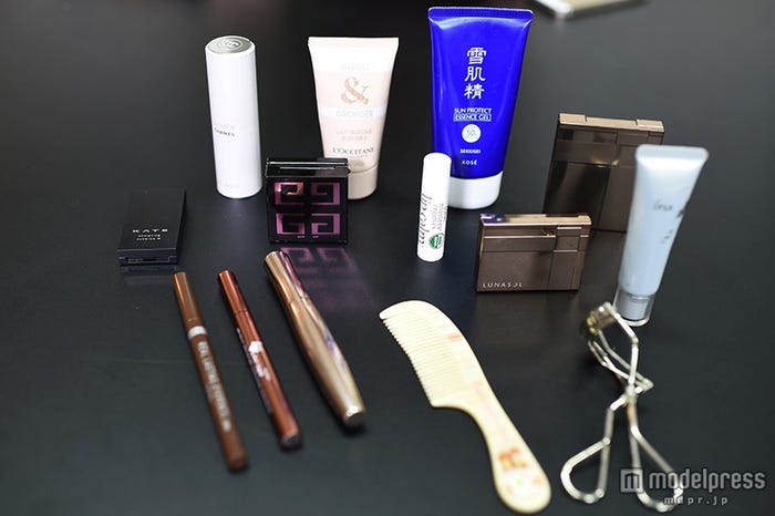 中からメイクアイテムがズラリ