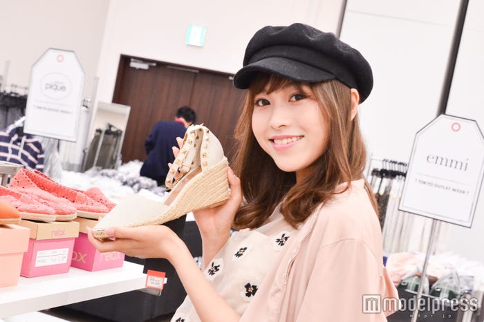 お気に入りのスタッズウェッジサンダル(C)モデルプレス