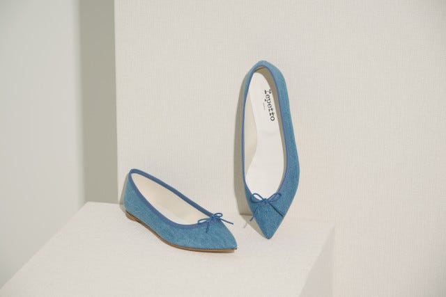 「Repetto(レペット)」の定番バレエシューズに、普段使いしやすい“デニムシリーズ”が新登場!