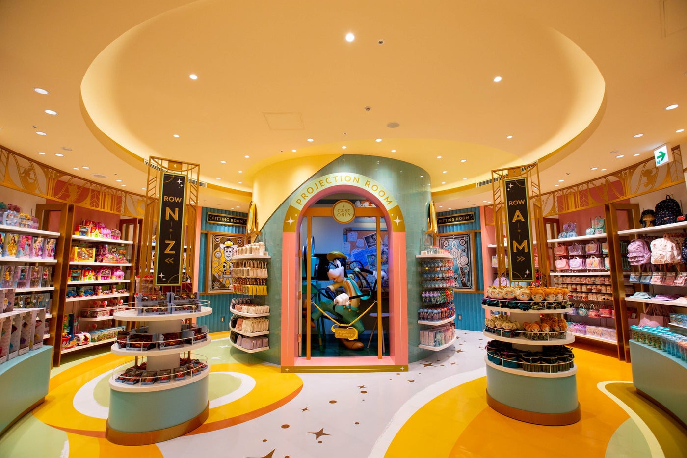 ディズニーストア 東京ディズニーリゾート店（C） Disney （C）Disney. Based on the “Winnie the Pooh” works by A.A. Milne and E.H. Shepard.