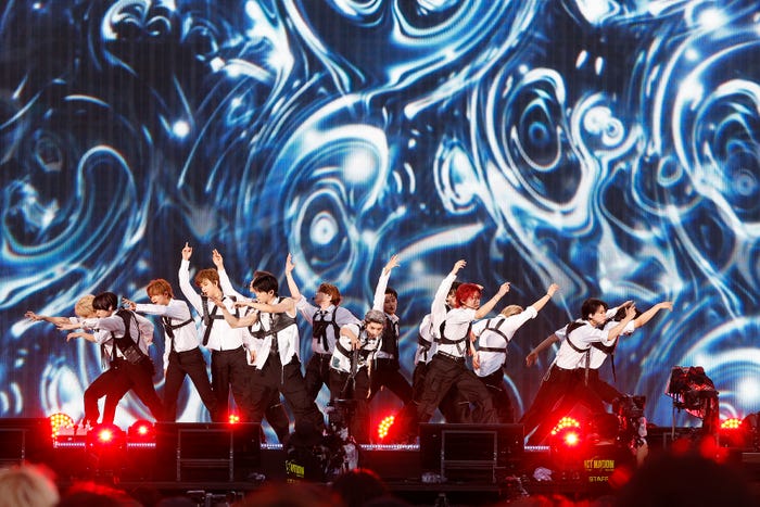 NCT(左から)ウィンウィン、チョンロ、ヘチャン、ジョンウ、ジャニー、ジェヒョン、クン、テヨン、マーク、ジェミン、ドヨン、ユウタ、テン、ジェノ、チソン「NCT STADIUM LIVE ’NCT NATION : To The World-in JAPAN’」より(提供写真)