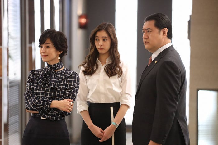 鈴木保奈美、新木優子、小手伸也「SUITS/スーツ2」第1話より(C)フジテレビ